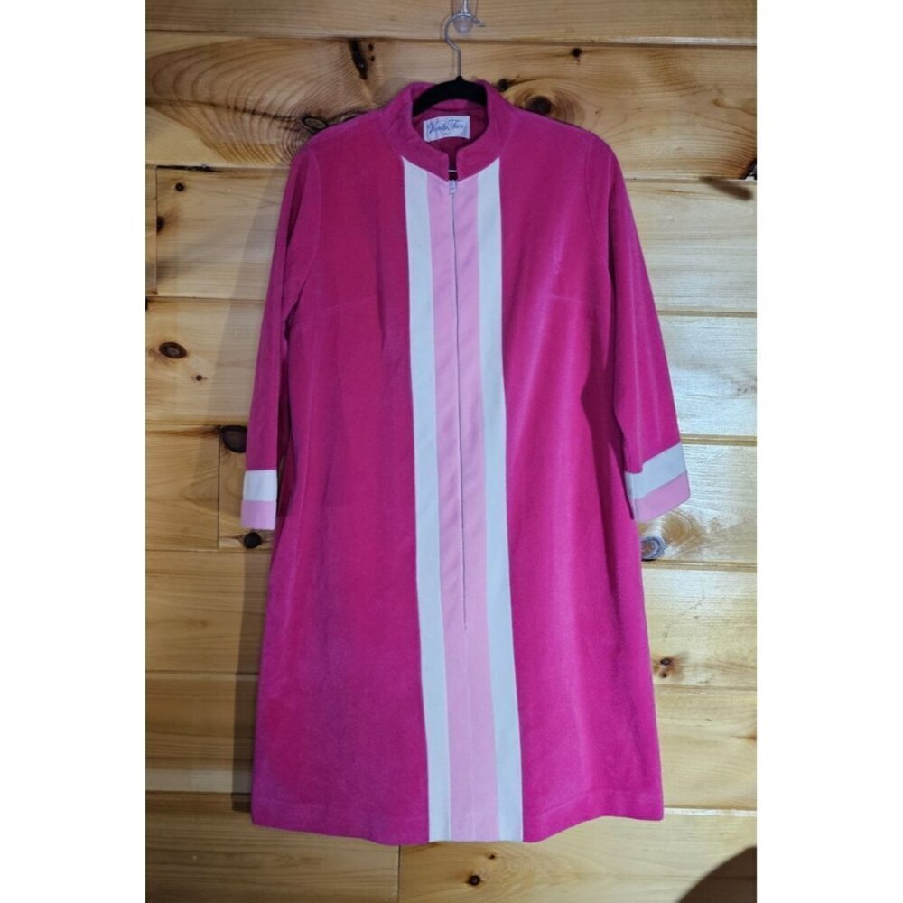 Vintage Vanity Fair Womans Size 12 Made In USA Pink Dacron Housecoat Zipup